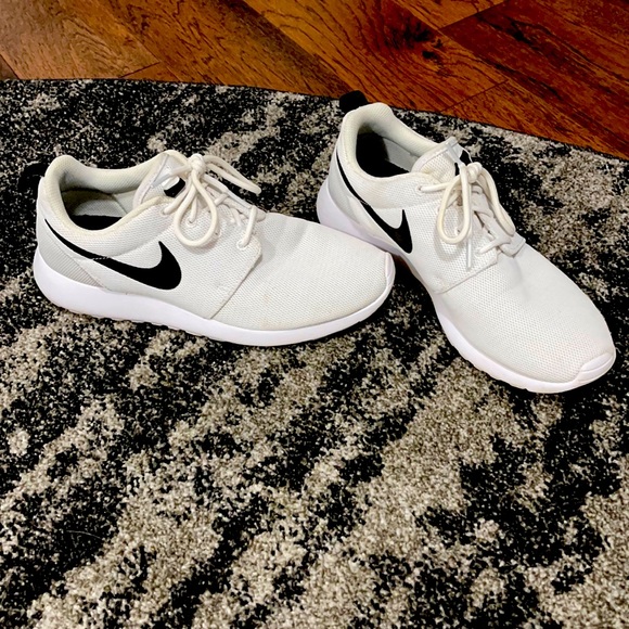 Nike Shoes - Nike Roshe One Sneakers 👟